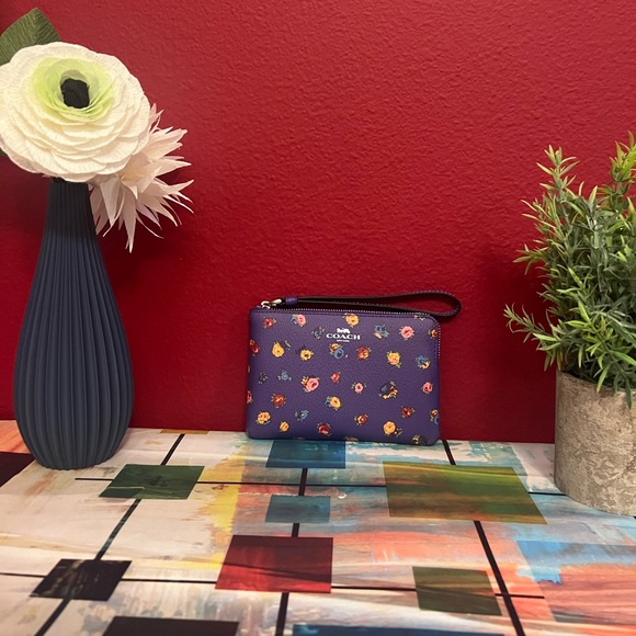 Coach NWT Corner Zip Purple Wristlet With Mini Vintage Rose Print 🌹 - Picture 5 of 7